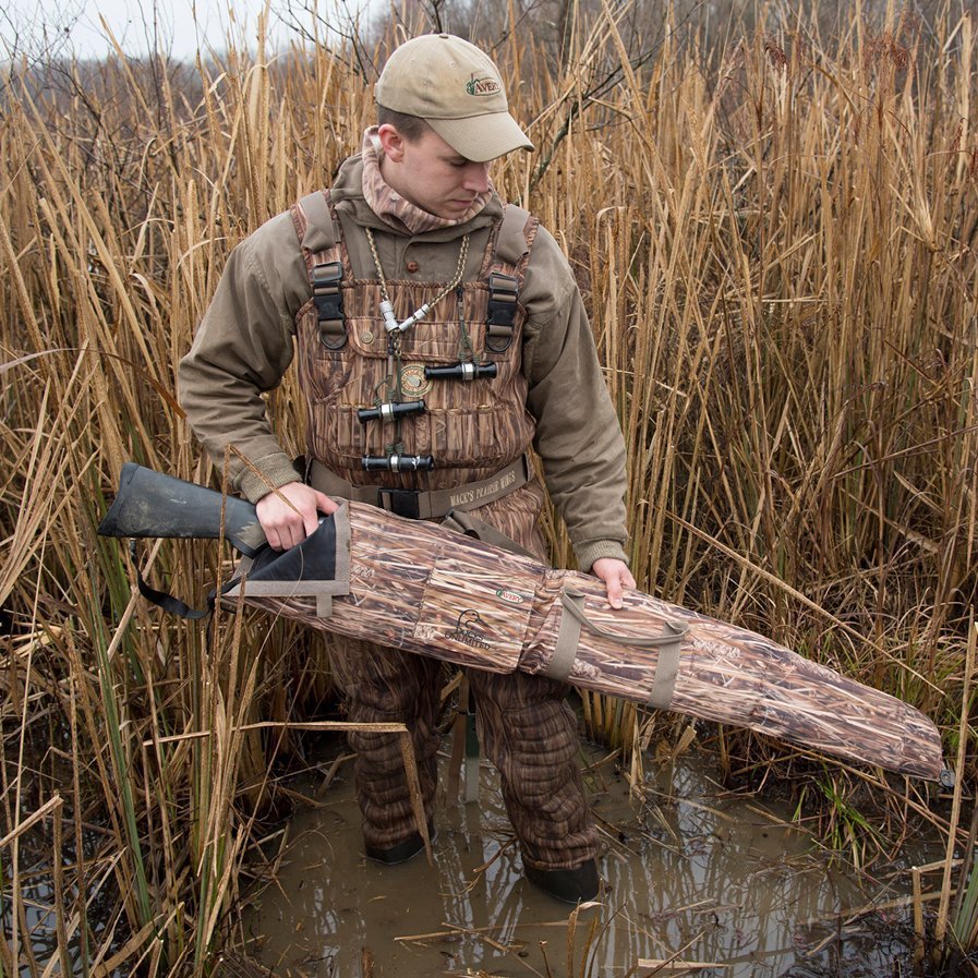 En jæger der bruger camoulage omkring siv, som er lidt brunligere